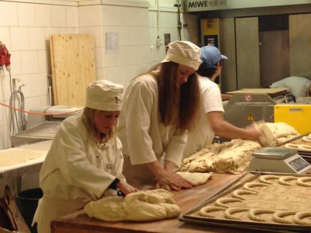 Anet Jarolímová (vlevo) a Alexandra Ferencová coby pekařky.