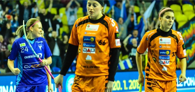 Denisa Ratajová (vlevo) nasměrovala svým gólem Vítkovice k historicky prvnímu triumfu v domácím poháru.