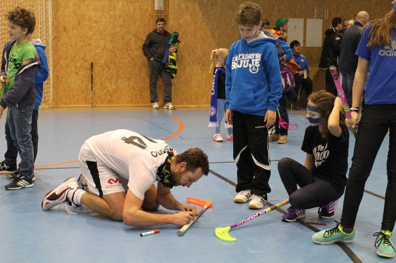 Tomáš Leipner a podpisy na hokejky dětem. Foto: David Hácha, facebook FBC Kladno