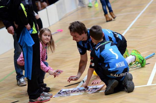 Petr Novotný a fanoušci Mladé Boleslavi. Foto: Štěpán Tomš