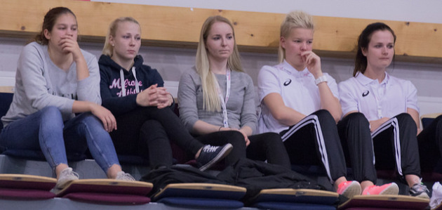 Finské reprezentantky se zaujetím sledují utkání proti Češkám. Foto: Flickr IFF