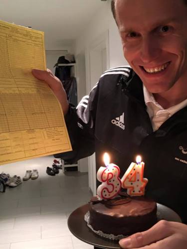 Tomáš Chrápek s narozeninovým dortem a zápisem z vítězného utkání.