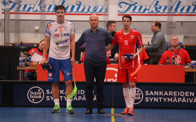 Nejlepší hráči zápasu Finsko - ČR: Eemeli Salin a Jan Daniš. Foto flickr Salibandyliiga, Ville Vuorinen