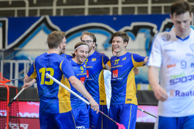 Švédové nakonec dokázali přestřelku s Finy dovést do vítězného konce. Foto: Český florbal / Martin Flousek