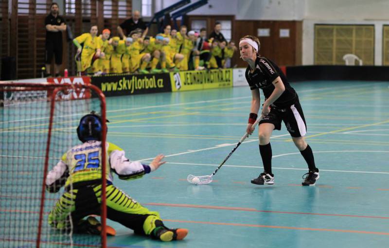 Zuzana Macurová při trestném střílení. Foto: Pavel Doubek