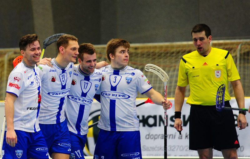Vysmátý Vojtěch Procházka (úplně vlevo) se se spoluhráči raduje z gólu. Foto: Florbal Chodov.