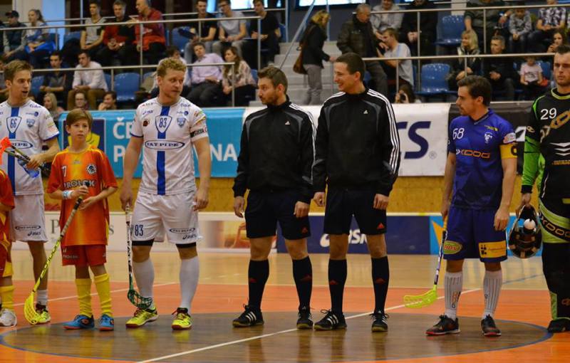 Kapitáni obou týmů a rozhodčí utkání při předzápasovém nástupu. Foto: Florbal Svitavy.