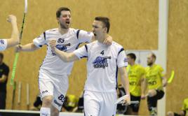 Jan Louvar (č. 85) a Ondřej Slivka (č. 4) se můžou radovat z postupu do Superligy. Foto: Facebook Kanonýři Kladno.