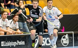 Matěj Jendrišák uniká Martinu Tokošovi, stejně jako Linköping nakonec předběhl Dalen. Foto: www.linkopinginnebandy.se