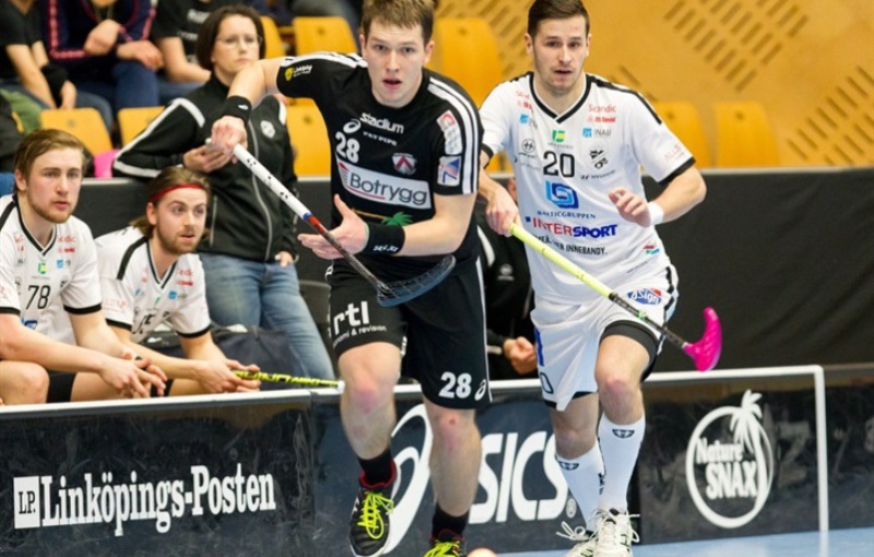 Matěj Jendrišák uniká Martinu Tokošovi, stejně jako Linköping nakonec předběhl Dalen. Foto: www.linkopinginnebandy.se