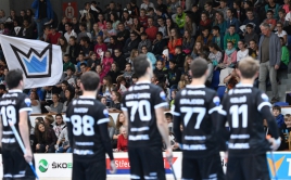 Plné tribuny během školního zápasu. Foto: Florbal Mladá Boleslav