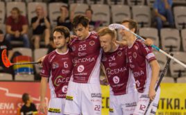 Robert Košir (22) slaví se spoluhráči gól. Foto: ACEMA Sparta Praha