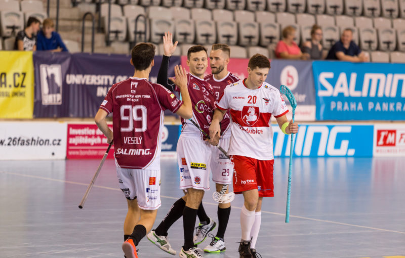 Milan Bína (uprostřed) otevřel v duelu s Pardubicemi skóre. Foto: ACEMA Sparta Praha, Český florbal