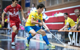 FIlip Hrabal před Martinem Zozulákem v duelu Pardubic s Ostravou. Foto: Sokol Pardubice, Český florbal