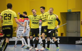Svoboda (76) pojistil výhru Vinohrad. Gól s ním slaví také Hartman (24) a Jelínek (2). Foto: TJ Sokol Královské Vinohrady, Český florbal