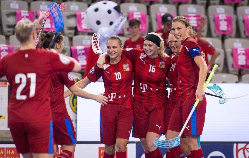 Kapitánka Eliška Krupnová a její spoluhráčky se radují z gólu na domácím turnaji EFT. Foto: Martin Flousek, Český florbal