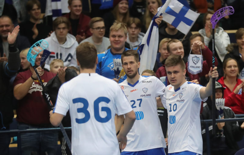 Finští reprezentanti Jonne Junkkarinen (27), Oskari Heikkila (10) a Ville Lastikka (36) se radují z gólu. Foto: Juhani Järvenpää