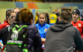 Michaela Kubečková naslouchá hodnocení trenérů po zápase se Švédskem. Foto: Martin Flousek, Český florbal