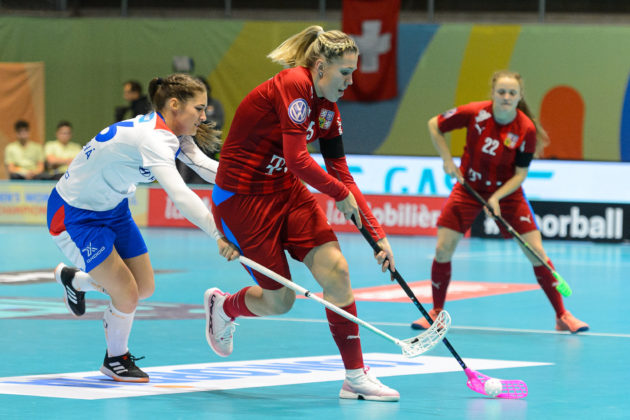 Denisa Kotzurová (vpředu) s Ivanou Šupákovou prožívají první ženský šampionát. Foto: Martin Flousek, Český florbal