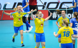 Stephanie Boberg slaví branku proti Finsku. Foto: Martin Flousek, Český florbal