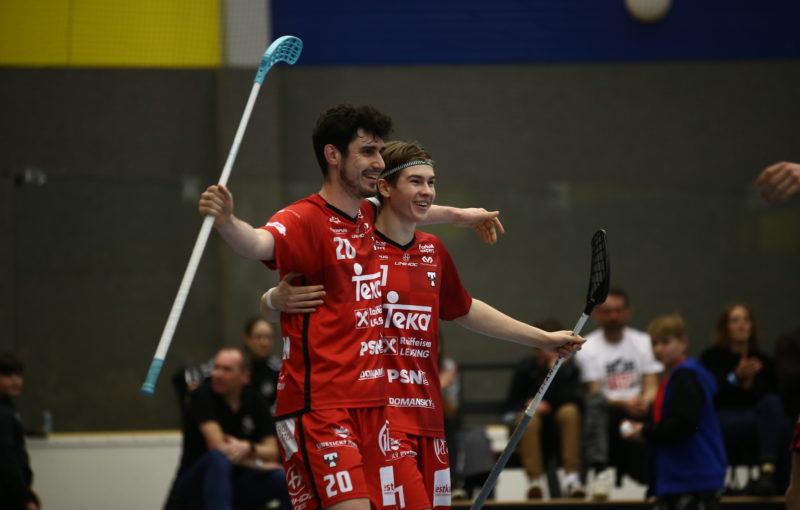 Jakub Kolísko a Matěj Havlas se podíleli na výhře Tatranu v prvním čtvrtfinále. Foto: FAT PIPE Florbal Chodov