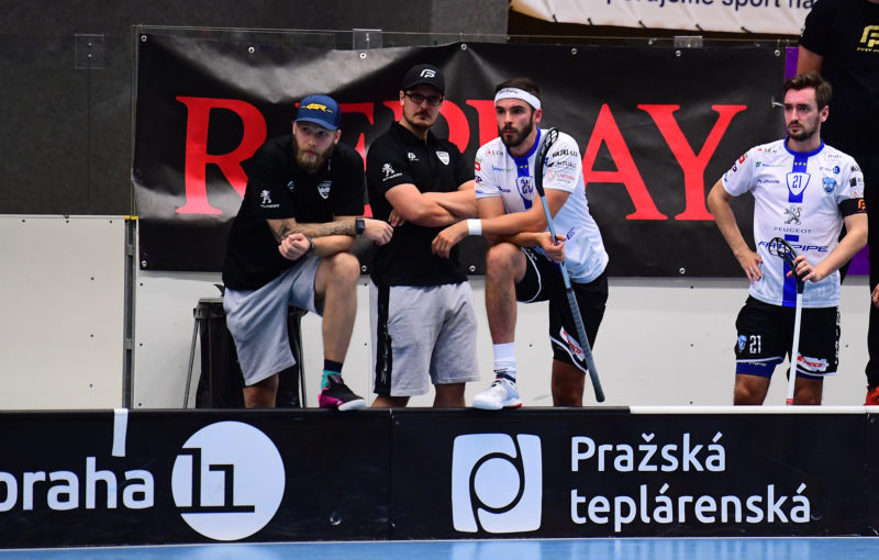 Trenéři Adam Štegl a David Podhráský nemohou poslat svůj tým do duelu s Vinohrady. Foto: FAT PIPE Florbal Chodov, Český florbal