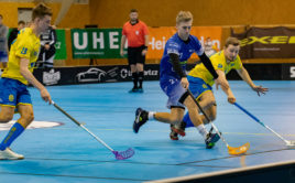 Martin Nehera v souboji s hráči FBC Ostrava. Foto: Lukáš Zetek, Florbal Vítkovice