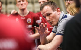 Ondřej Kašpárek udílí pokyny svěřencům. Foto: Sparta Praha Florbal