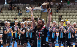 Kapitán Mladé Boleslavi Jan Natov zvedl po superfinále nad hlavu mistrovskou trofej. Foto: Martin Flousek, Český florbal