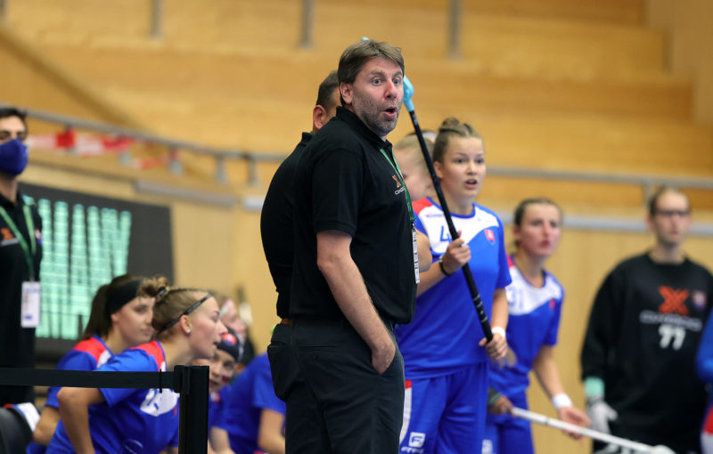 Michal Jedlička na lavičce slovenského národního týmu juniorek. Foto: Per Wiklund