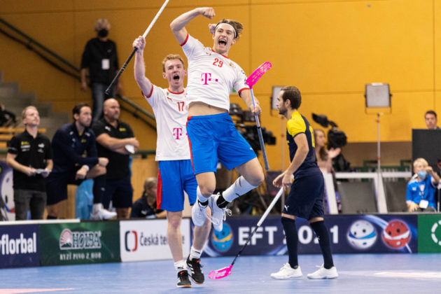 Filip Langer se raduje společně s Ondřejem Němečkem z gólu proti Švédsku. Foto: Martin Flousek, Český florbal