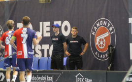 Martin Hovořák (na lavičce s kšiltovkou) bude nově trénovat kladenský A tým. Foto: Kanonýři Kladno