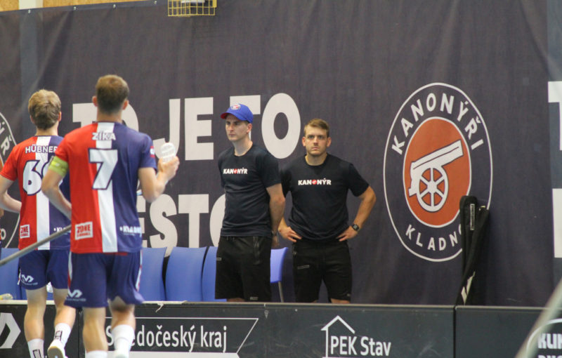 Martin Hovořák (na lavičce s kšiltovkou) bude nově trénovat kladenský A tým. Foto: Kanonýři Kladno