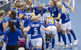 Finské florbalistky slaví postup do finále MS žen 2021. Foto: Peter Bohlin