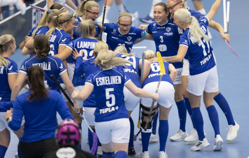 Finské florbalistky slaví postup do finále MS žen 2021. Foto: Peter Bohlin