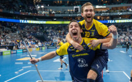 Robin Nilsberth a Albin Sjögren slaví triumf nad Finskem ve finále mistrovství světa. Foto: Juha Käenmäki
