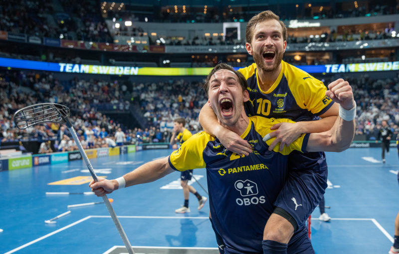 Robin Nilsberth a Albin Sjögren slaví triumf nad Finskem ve finále mistrovství světa. Foto: Juha Käenmäki