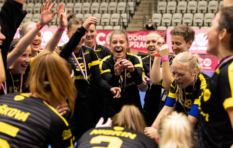 Ženy Vinohrad slaví výhru v Open kategorii žen. Foto: Matyáš Klápa, Floorball in Prague