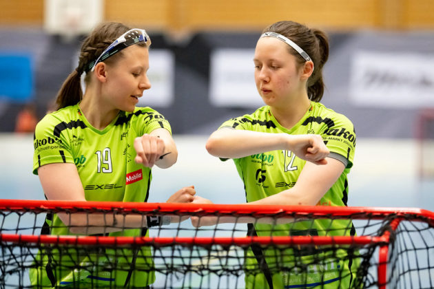 Nikol Pekárková (vlevo) s Lucií Řezáčovou válí v dresu Zollbrücku. Foto: Fabrice Duc, Swiss Unihockey