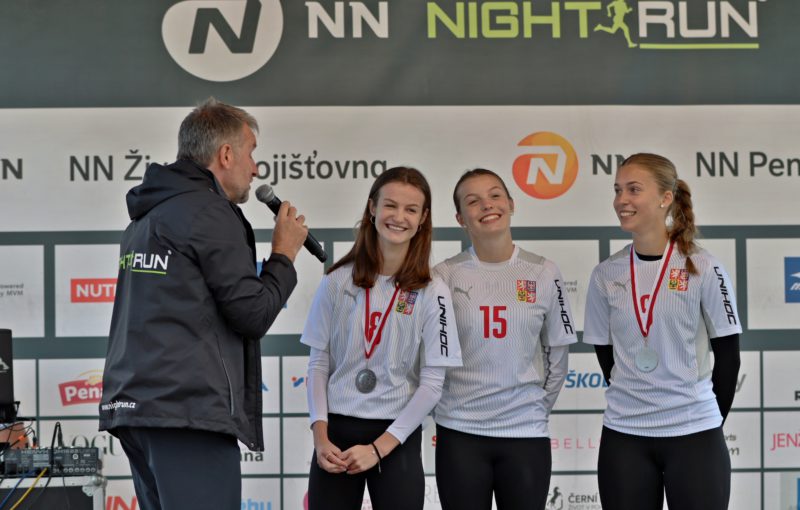 Stříbrné medailistky z nedávného mistrovství světa juniorek se zúčastnily charitativního běhu. Foto: Florbal Chodov