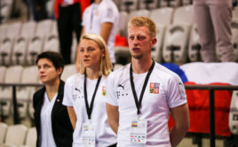 Filip Saidl na lavičce reprezentace juniorek. Foto: Český florbal