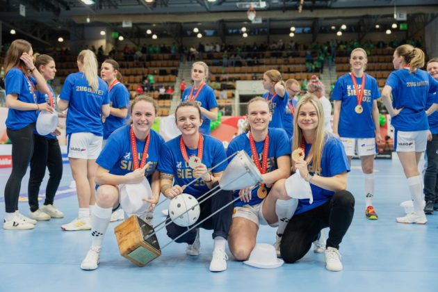 Ivana Šupáková, Natálie Martináková, Denisa Ratajová a Kamila Paloncyová slaví švýcarský pohárový primát. Foto: Swiss Unihockey