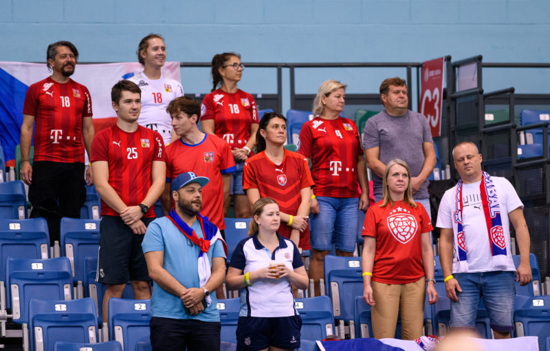 Český tým se může spolehnout také na podporu rodičů hráček. Foto: Martin Flousek, Český florbal