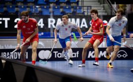 Jiří Besta v duelu se Švýcarskem. Foto: Český florbal