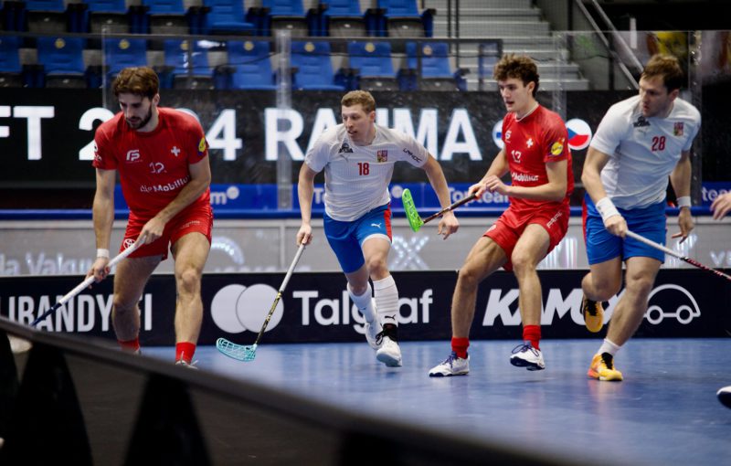 Claudio Mutter (13) poprvé zažije atmosféru MS. Matteo Steiner (12) se do závěrečné nominace nedostal. Foto: Český florbal