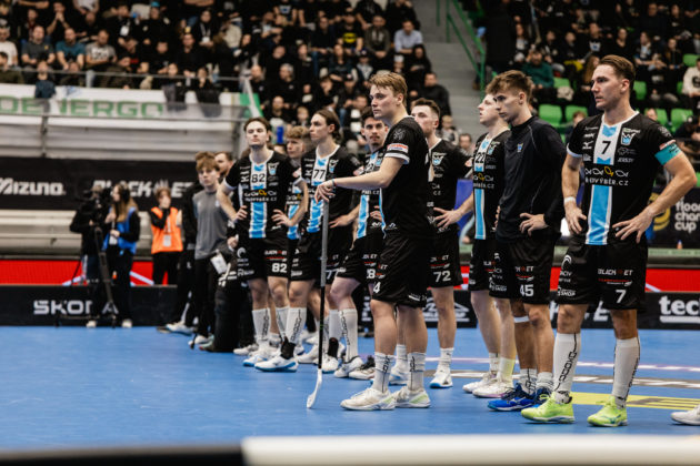 Zklamání mladoboleslavských florbalistů po prohře ve finále. Foto: Jan Vlach, Florbal Mladá Boleslav