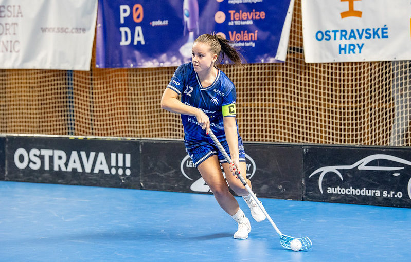 Kapitánka Vítkovic Sára Seevaldová v akci. Foto: Florbal Vítkovice