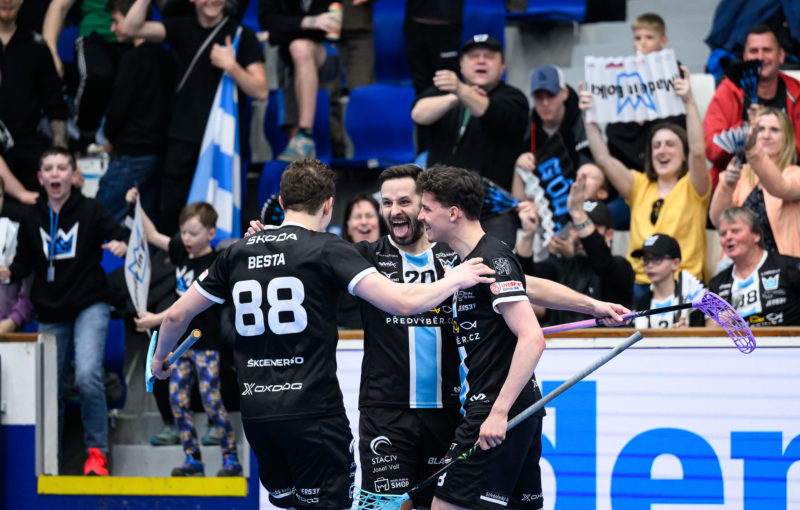 Hráči Boleslavi slaví branku v druhém semifinále. Foto: Florbal Mladá Boleslav