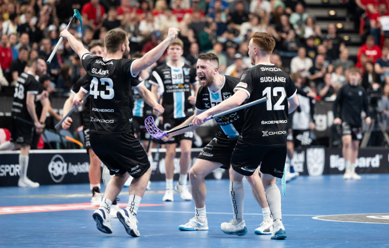 Adam Delong a spol. se radují z branky do sítě Tatranu v superfinále 2025. Foto: Václav Mikulík, Český florbal