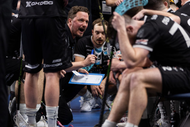Finský kouč udílí během superfinále 2025 pokyny svým svěřencům. Foto: Matěj Pašek, Český florbal